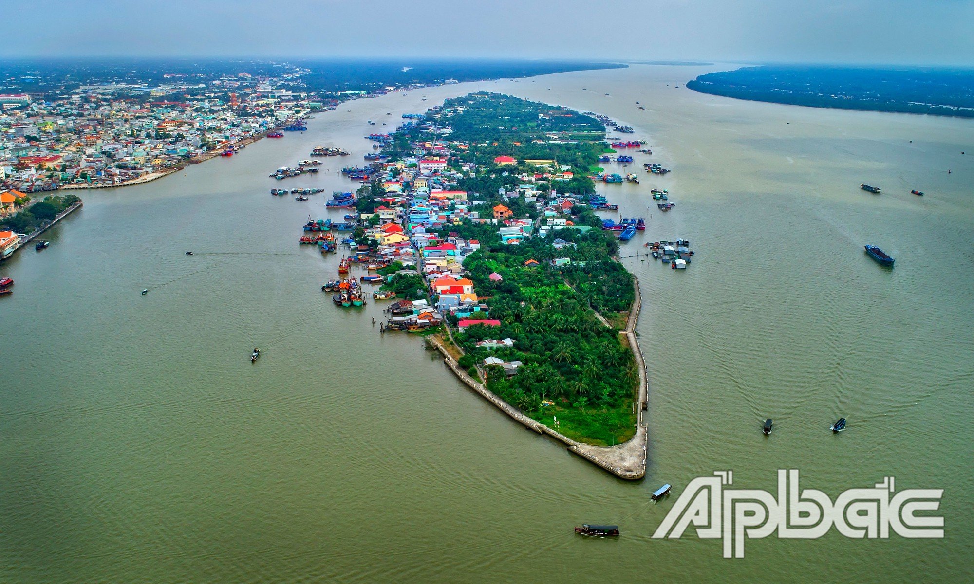 Nằm giữa sông Tiền đất Mỹ Tho là một cù lao tên Rồng, nổi lên nhiều biệt thự, công trình bề thế - Ảnh 1.