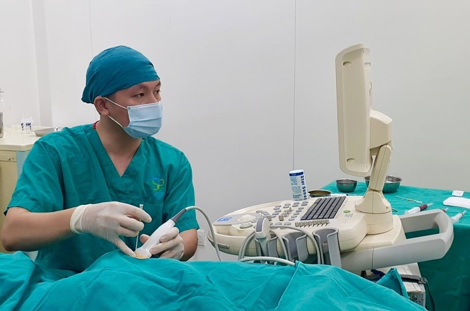 Đá bóng bị đập vào chỗ hiểm, người đàn ông ở Hà Nội suýt mất chân  - Ảnh 1.