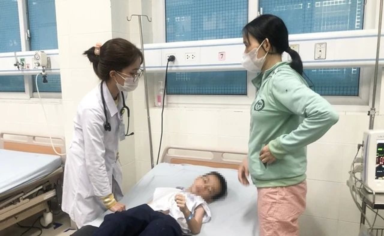 Công an mời làm việc người phụ nữ phát thạch trái cây khuyến mãi, nghi khiến nhiều học sinh ngộ độc - Ảnh 1.