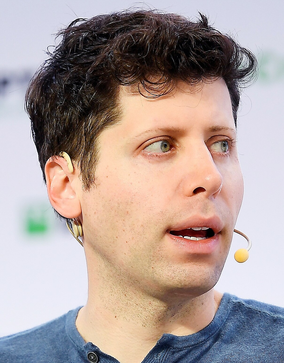 Giám đốc điều hành Sam Altman cho biết trong một cuộc phỏng vấn rằng, OpenAI sẽ nghĩ ra các cách để xác định hành vi đạo văn của chatGPT. Ảnh: @AFP.