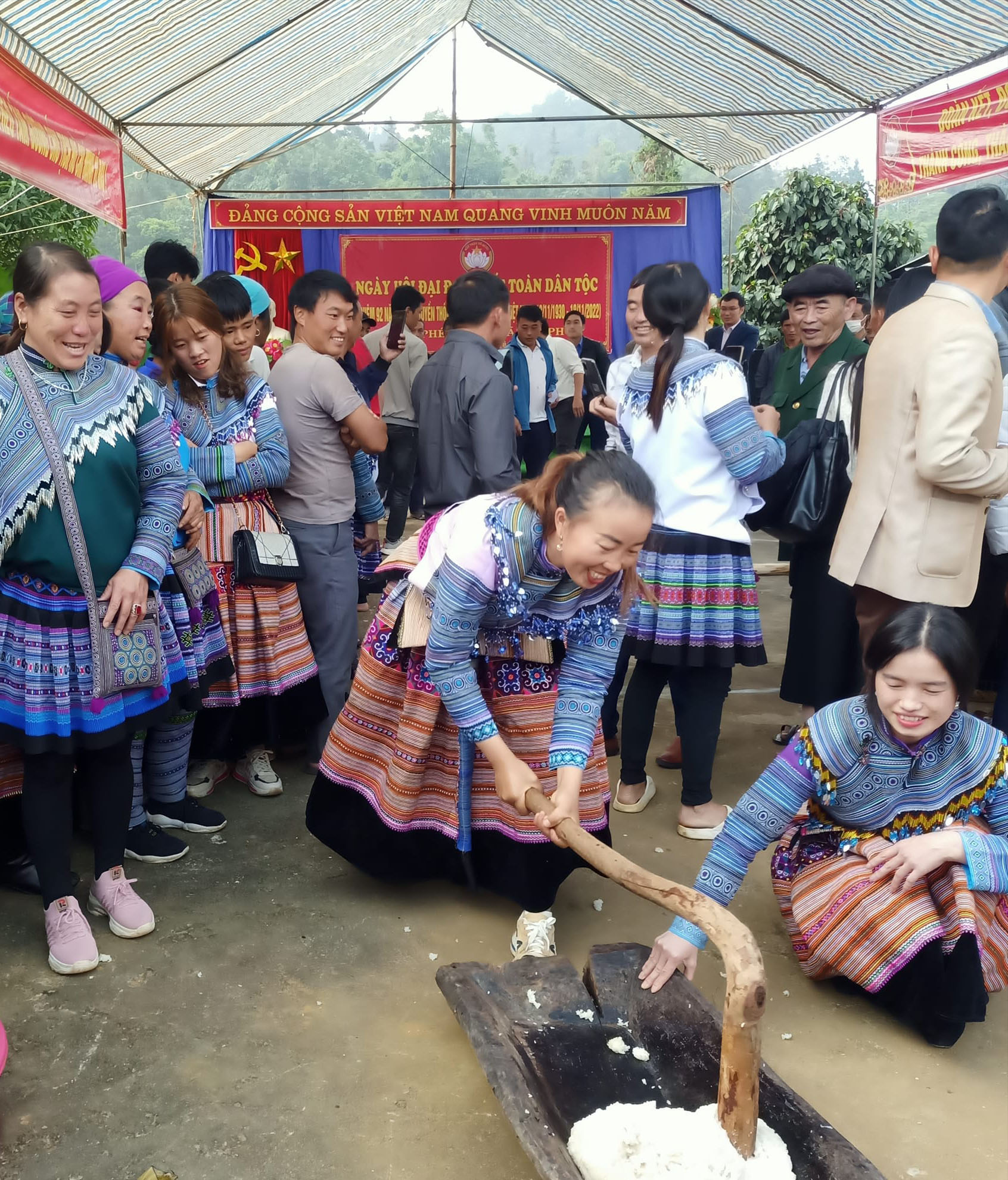 Vì sao đồng bào dân tộc Mông cứ dịp lễ Tết là lại hò nhau giã bánh dày? - Ảnh 5.