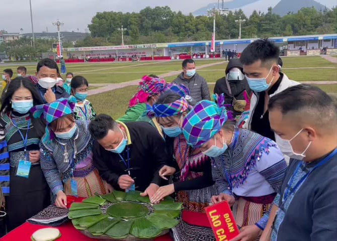 Vì sao đồng bào dân tộc Mông cứ dịp lễ Tết là lại hò nhau giã bánh dày? - Ảnh 7.