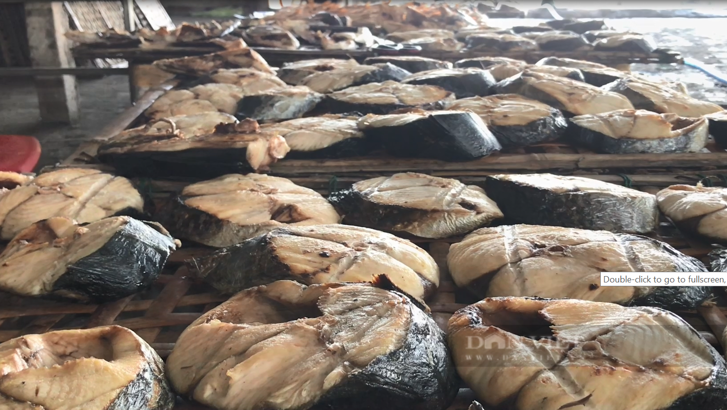 Quạt than đỏ rực nướng gần nửa tấn cá thu mỗi ngày vẫn không kịp cho thương lái tới mua - Ảnh 2.