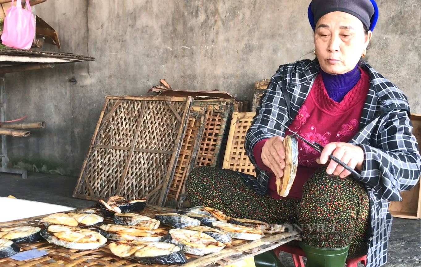 Quạt than đỏ rực nướng gần nửa tấn cá thu mỗi ngày vẫn không kịp cho thương lái tới mua - Ảnh 4.