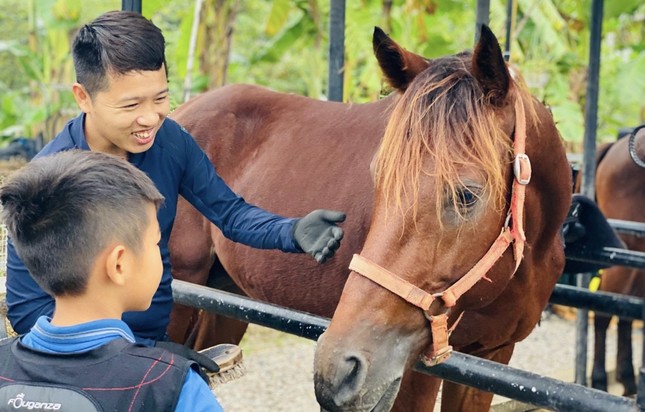 Giới trẻ trải nghiệm bộ môn thể thao 'quý tộc' cưỡi ngựa, bắn cung - Ảnh 14.