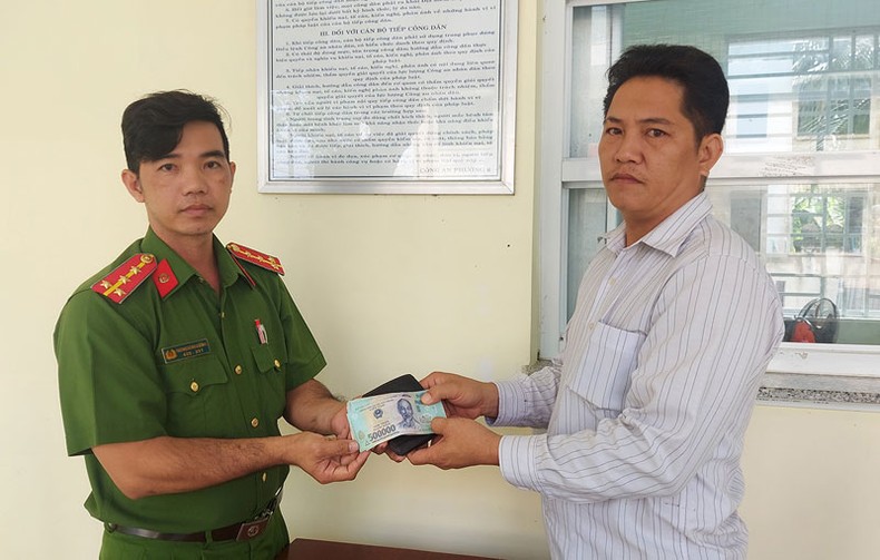 Lan tỏa hành động đẹp của nhân viên vệ sinh trả lại gần 25 triệu đồng cho người đánh rơi - Ảnh 1.