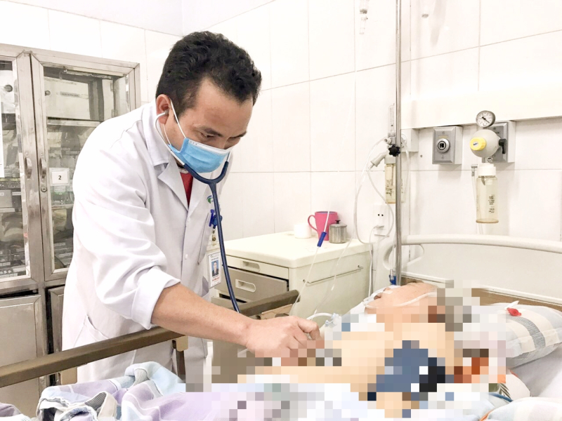 Trời rét lạnh, gia tăng người cao tuổi nhập viện sau Tết - Ảnh 1.