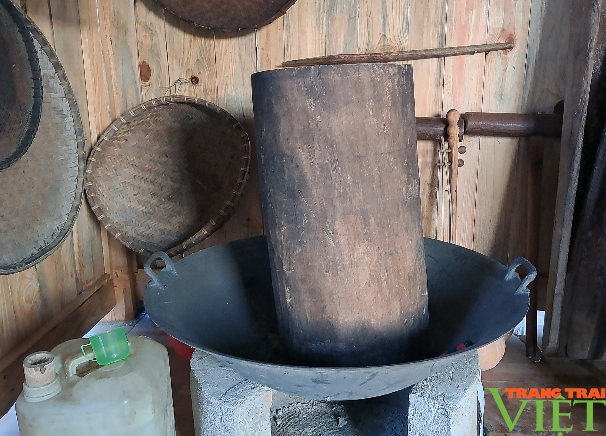 Những đồ vật gắn với đời sống tinh thần đồng bào Mông miền "đất gió" - Ảnh 13. Những đồ vật gắn với đời sống tinh thần đồng bào Mông miền "đất gió" - Ảnh 13.