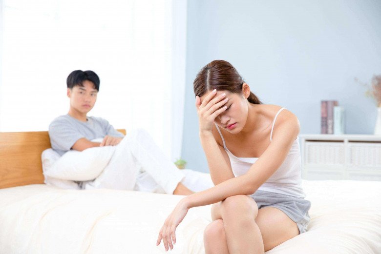 Tình cảnh của người vợ đang đi làm chồng cũng bắt về tòm tem, không được quan hệ liền kể lể với bạn bè - Ảnh 1.