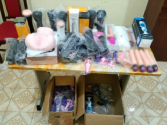 Hai phụ nữ giao nộp 200 đồ chơi tình dục không nguồn gốc, xuất xứ - Ảnh 1.