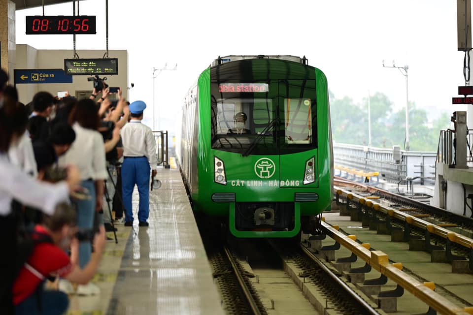 Ga Cát Linh gặp sự cố, tàu điện trên cao phải dừng đột ngột giữa đường  - Ảnh 1.