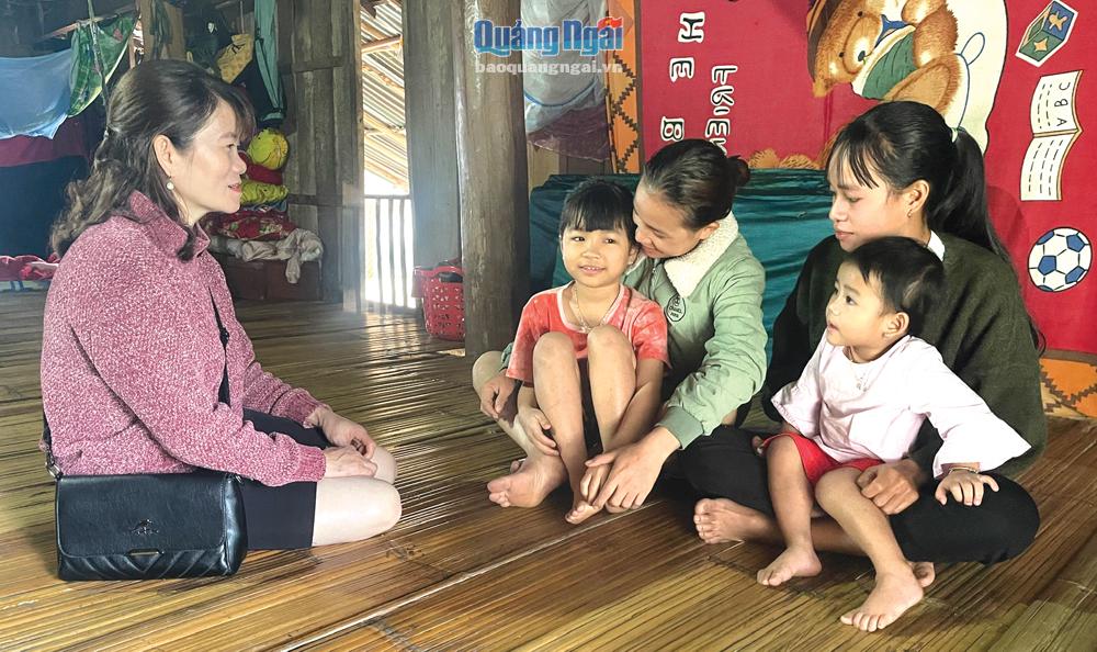 Cảm phục về sự tận tâm của cô giáo đã gắn bó gần 30 năm với trẻ em nghèo nơi rẻo cao - Ảnh 1.