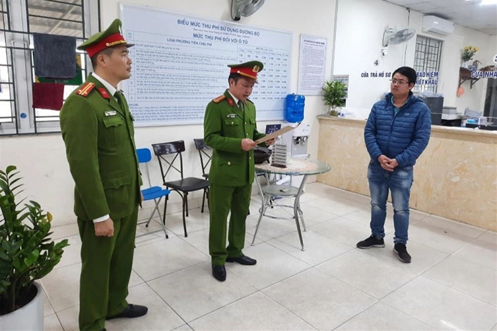 Công an Hải Dương khám xét khẩn cấp Trung tâm Đăng kiểm 34-05D - Ảnh 1.