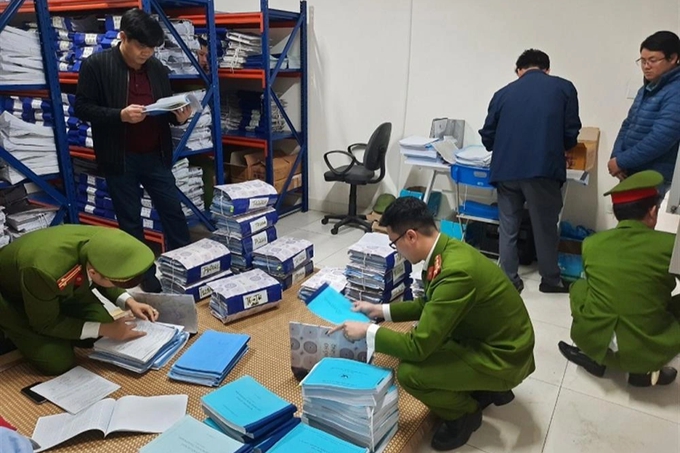 Công an Hải Dương khám xét khẩn cấp Trung tâm Đăng kiểm 34-05D - Ảnh 2.