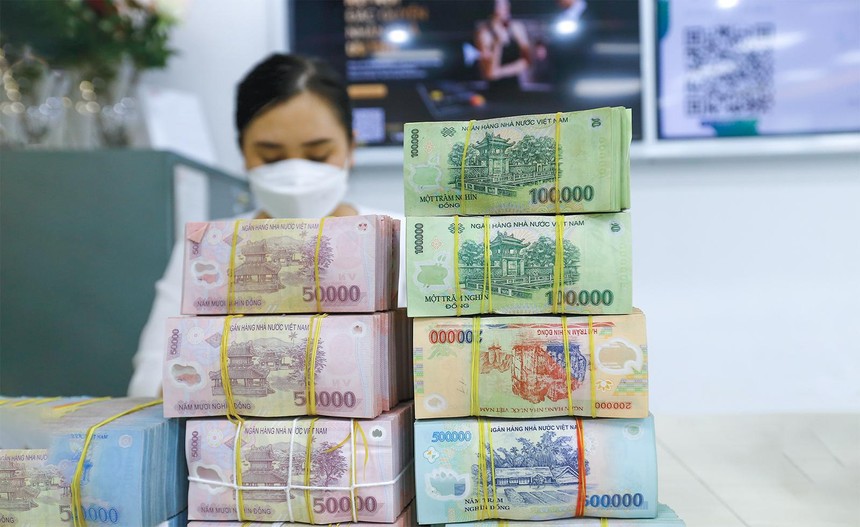 Người dân tranh thủ &quot;rót&quot; tiền vào ngân hàng trước &quot;giờ G&quot; - Ảnh 3.