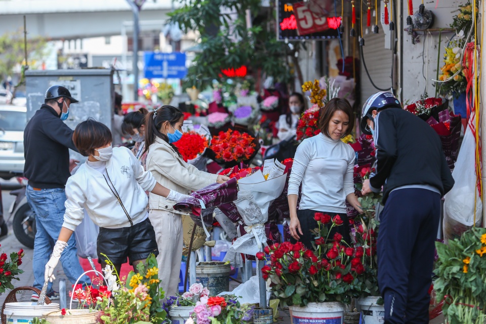 Khách không còn chi bạo tay cho hoa Valentine - Ảnh 1.