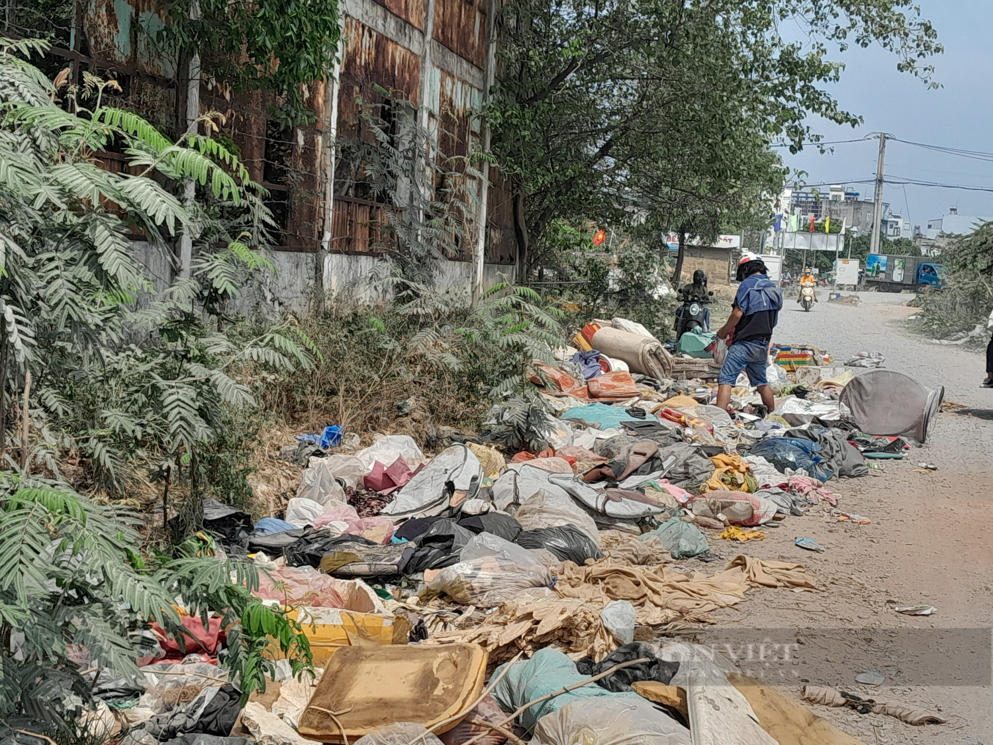 Hiện trạng đường ven kênh Tham Lương, trước ngày khởi công dự án hơn 8.000 tỷ đồng - Ảnh 6.