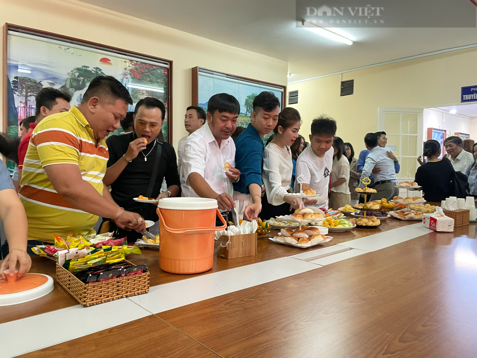 Mọi người dùng tea-break trong giờ giải lao. Ảnh: Hoàng Ba Đình.