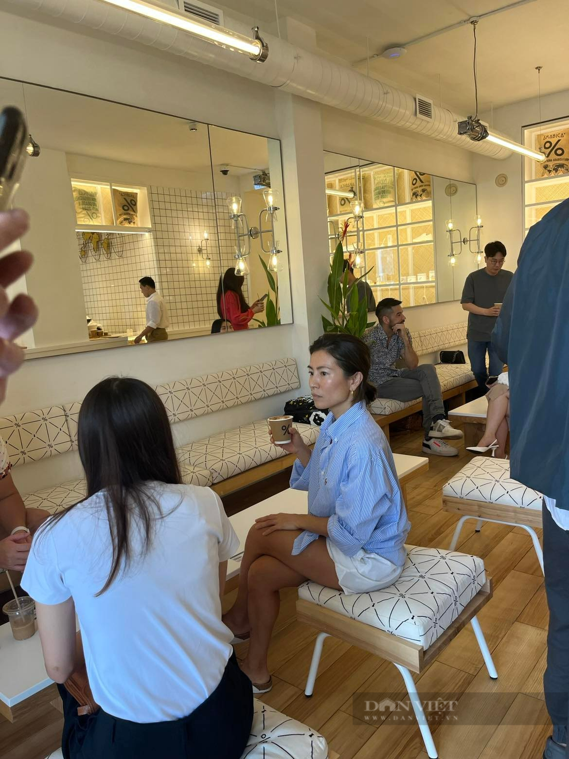 Giới trẻ thích thú check-in quán cafe % Arabica đầu tiên có mặt ở Sài thành - Ảnh 1.