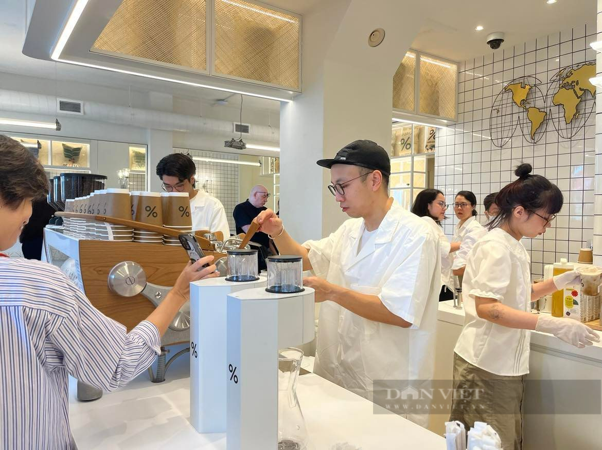 Giới trẻ thích thú check-in quán cafe % Arabica đầu tiên có mặt ở Sài thành - Ảnh 5.