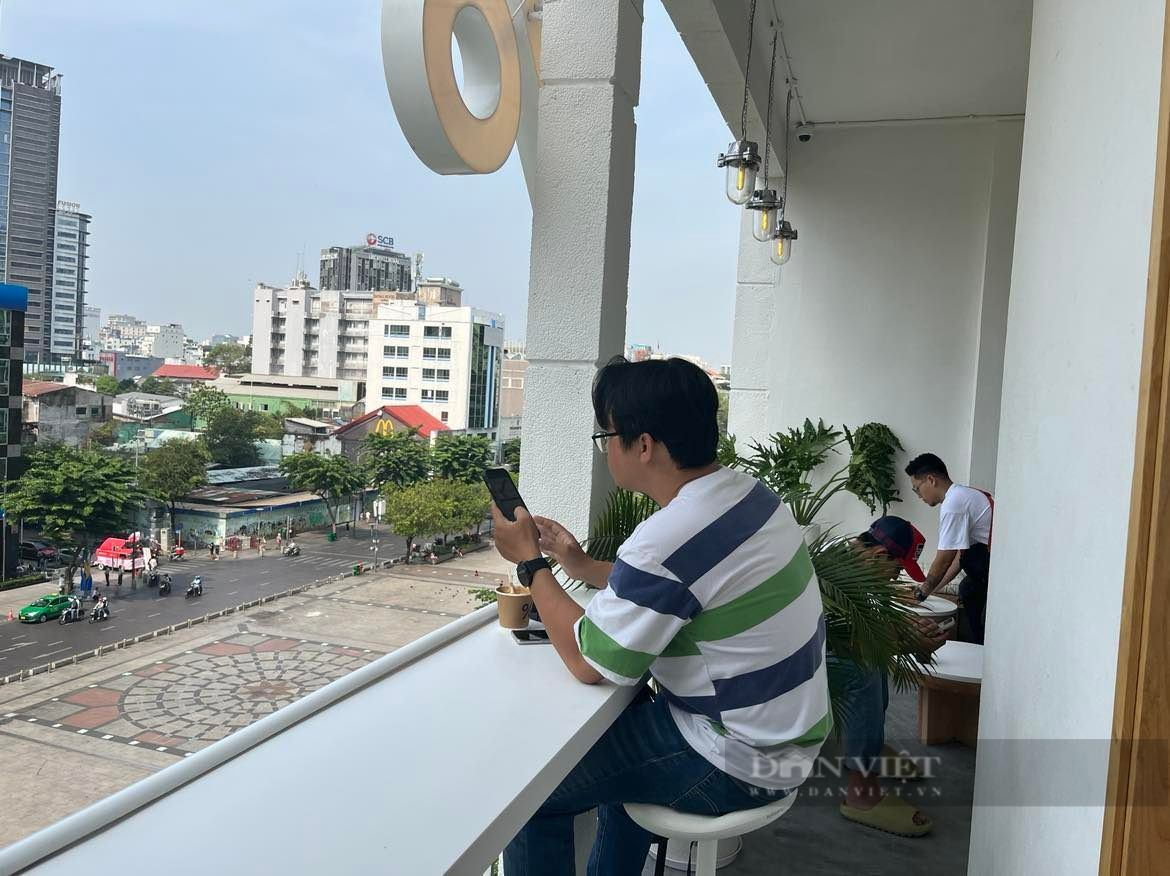 Giới trẻ thích thú check-in quán cafe % Arabica đầu tiên có mặt ở Sài thành - Ảnh 6.