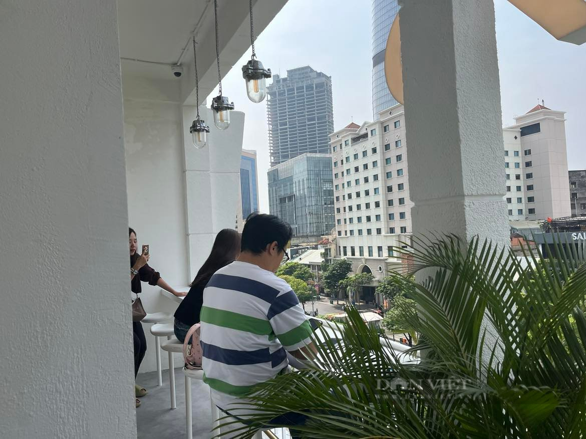 Giới trẻ thích thú check-in quán cafe % Arabica đầu tiên có mặt ở Sài thành - Ảnh 9.