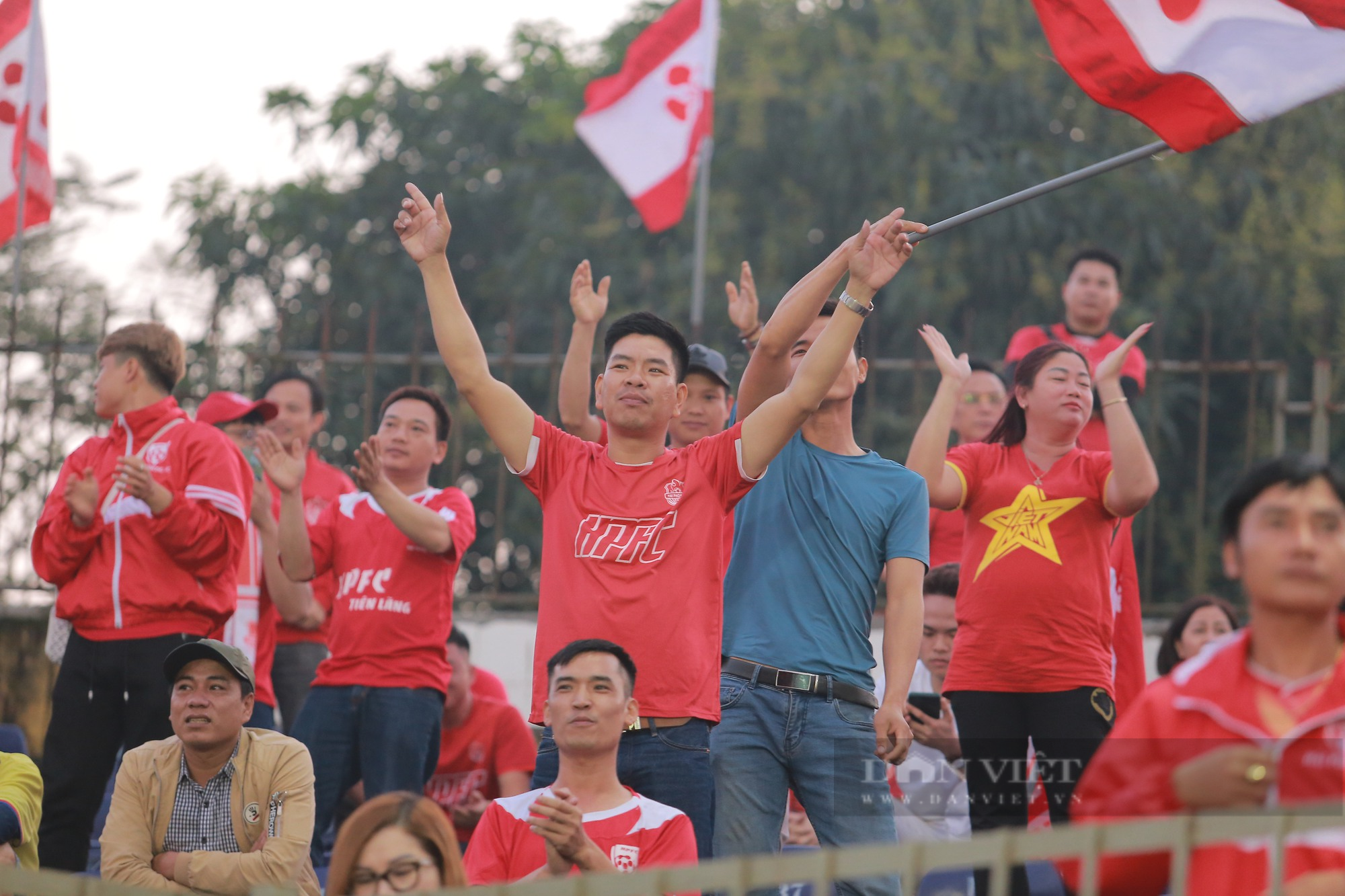 CĐV Hải Phòng cổ vũ, sát cánh cùng đội nhà trên sân Vinh - Ảnh 1.