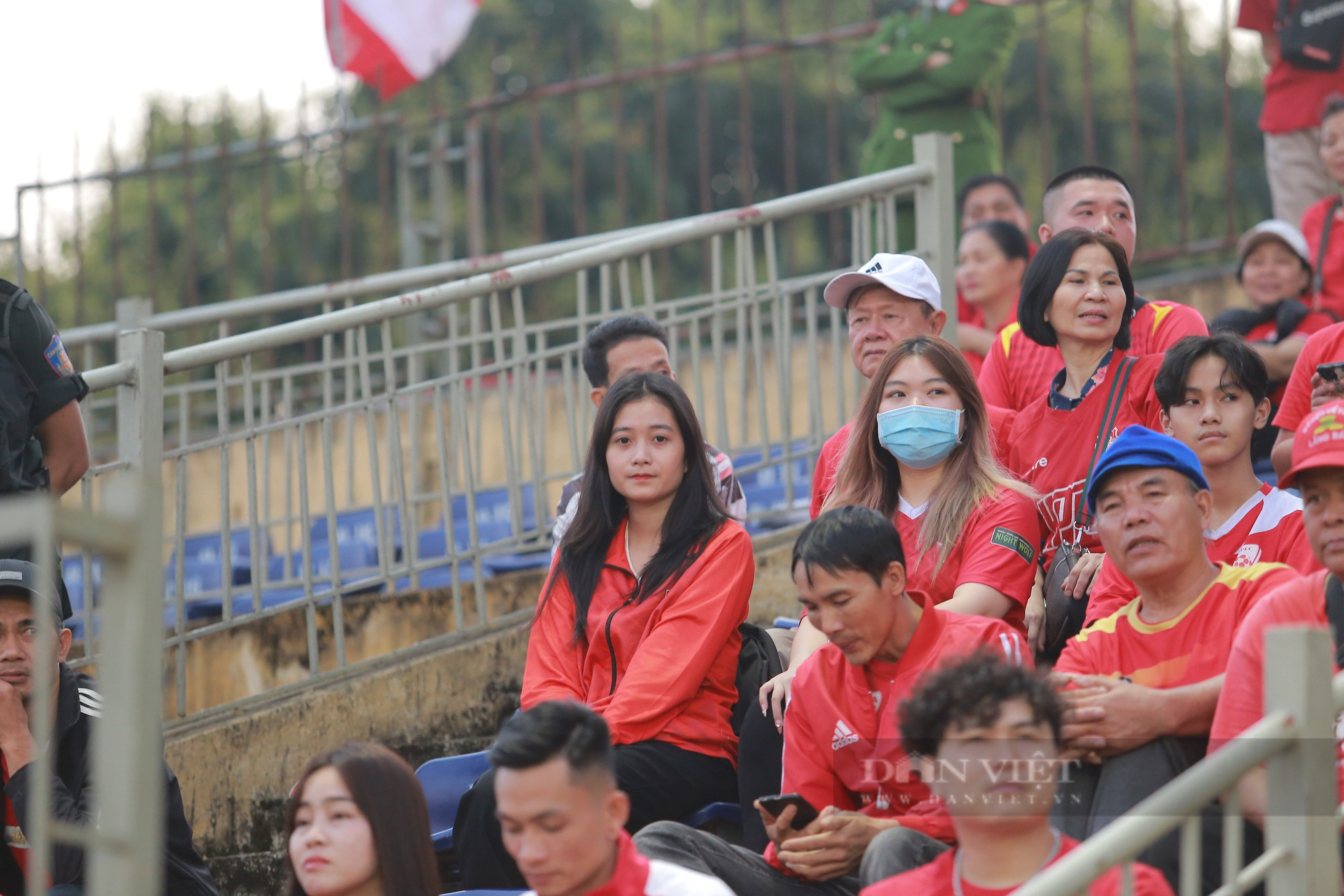 CĐV Hải Phòng cổ vũ, sát cánh cùng đội nhà trên sân Vinh - Ảnh 5.