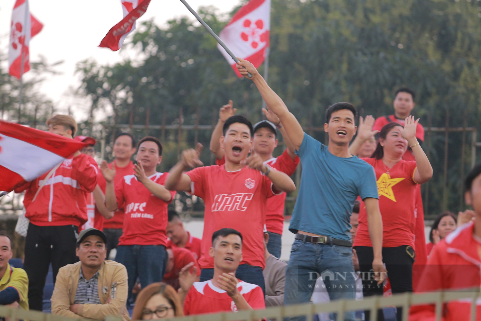 CĐV Hải Phòng cổ vũ, sát cánh cùng đội nhà trên sân Vinh - Ảnh 6.