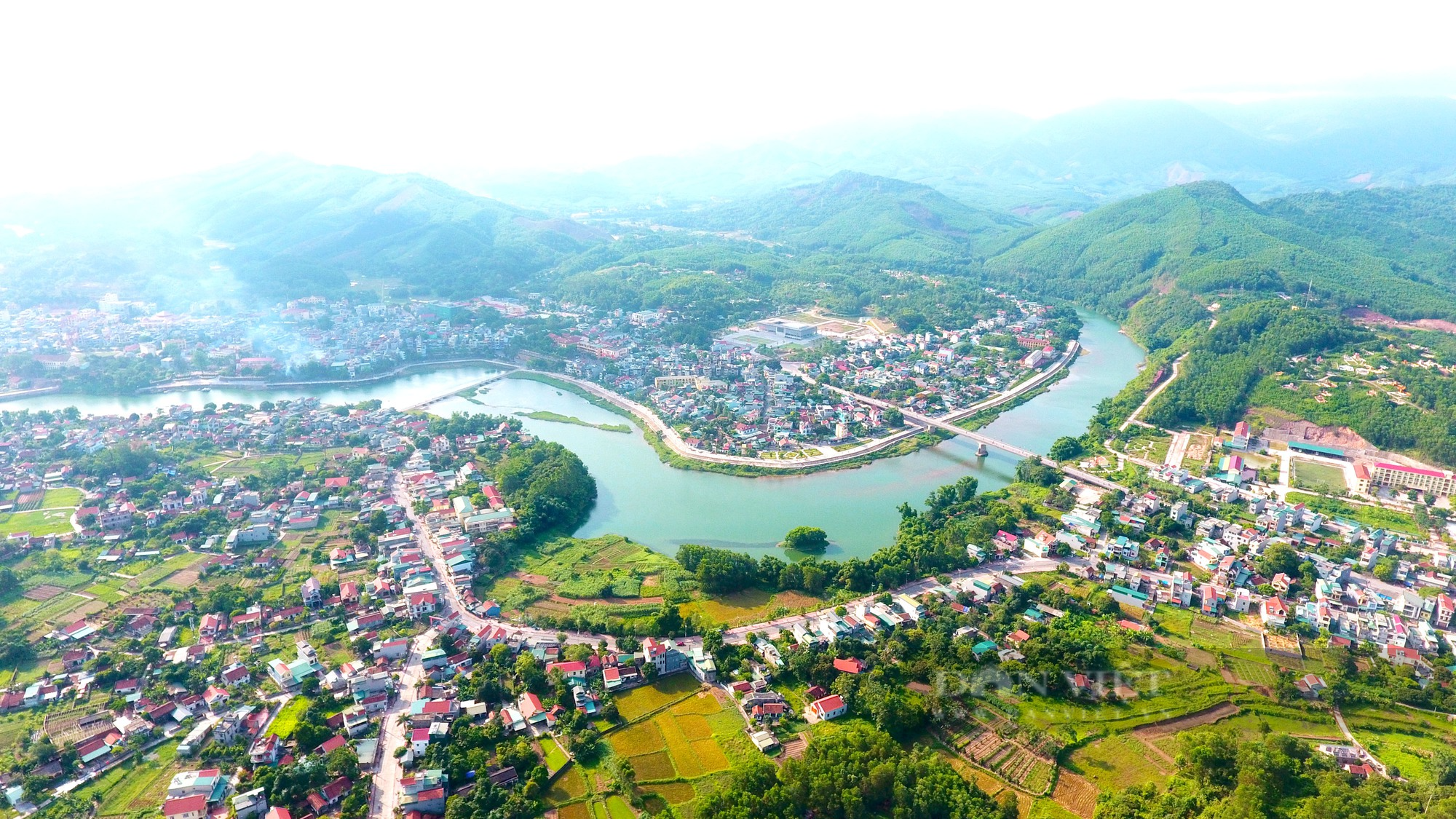 Huyện miền núi phía Bắc đầu tiên đạt chuẩn nông thôn mới có gì đặc biệt? - Ảnh 1.