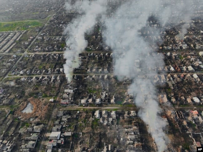 Nóng: Nổ lớn vang khắp Mariupol, căn cứ Nga bị tấn công, Mỹ yêu cầu công dân rời Nga ngay lập tức - Ảnh 1.
