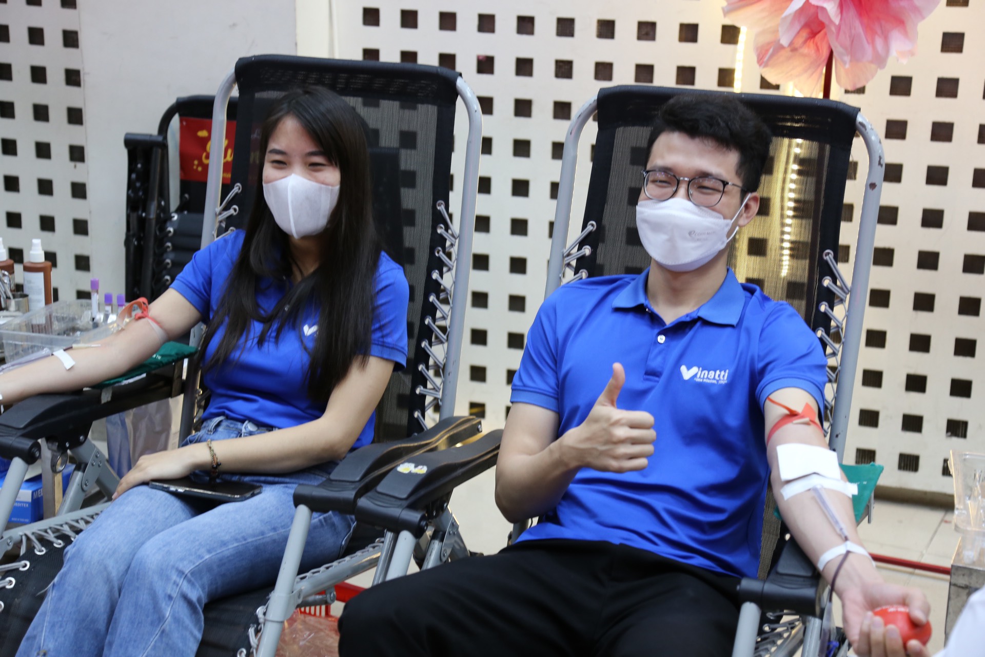 Ngắm các cặp đôi ngọt ngào “trao giọt hồng” cứu người - Ảnh 1.