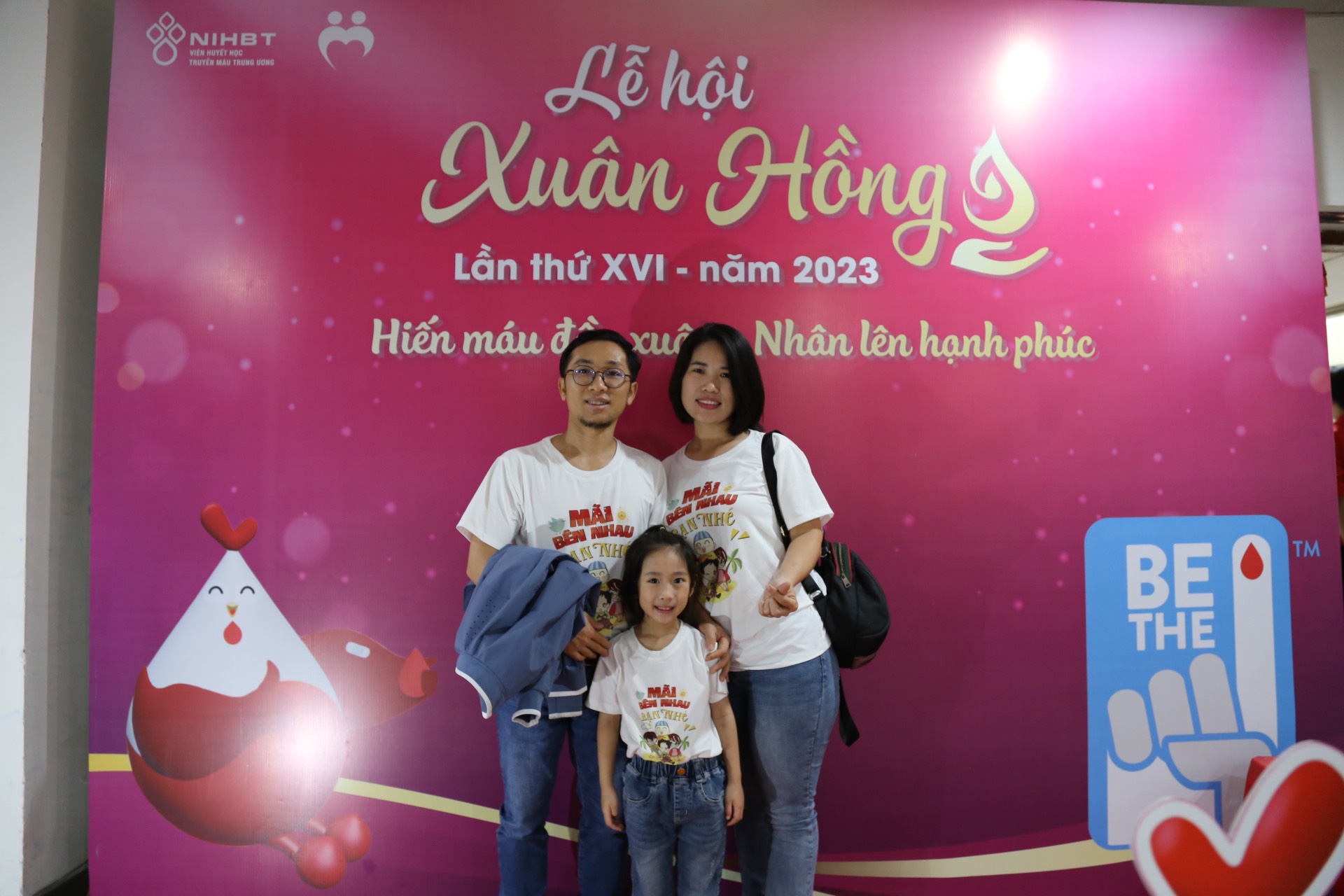 Ngắm các cặp đôi ngọt ngào “trao giọt hồng” cứu người - Ảnh 4.