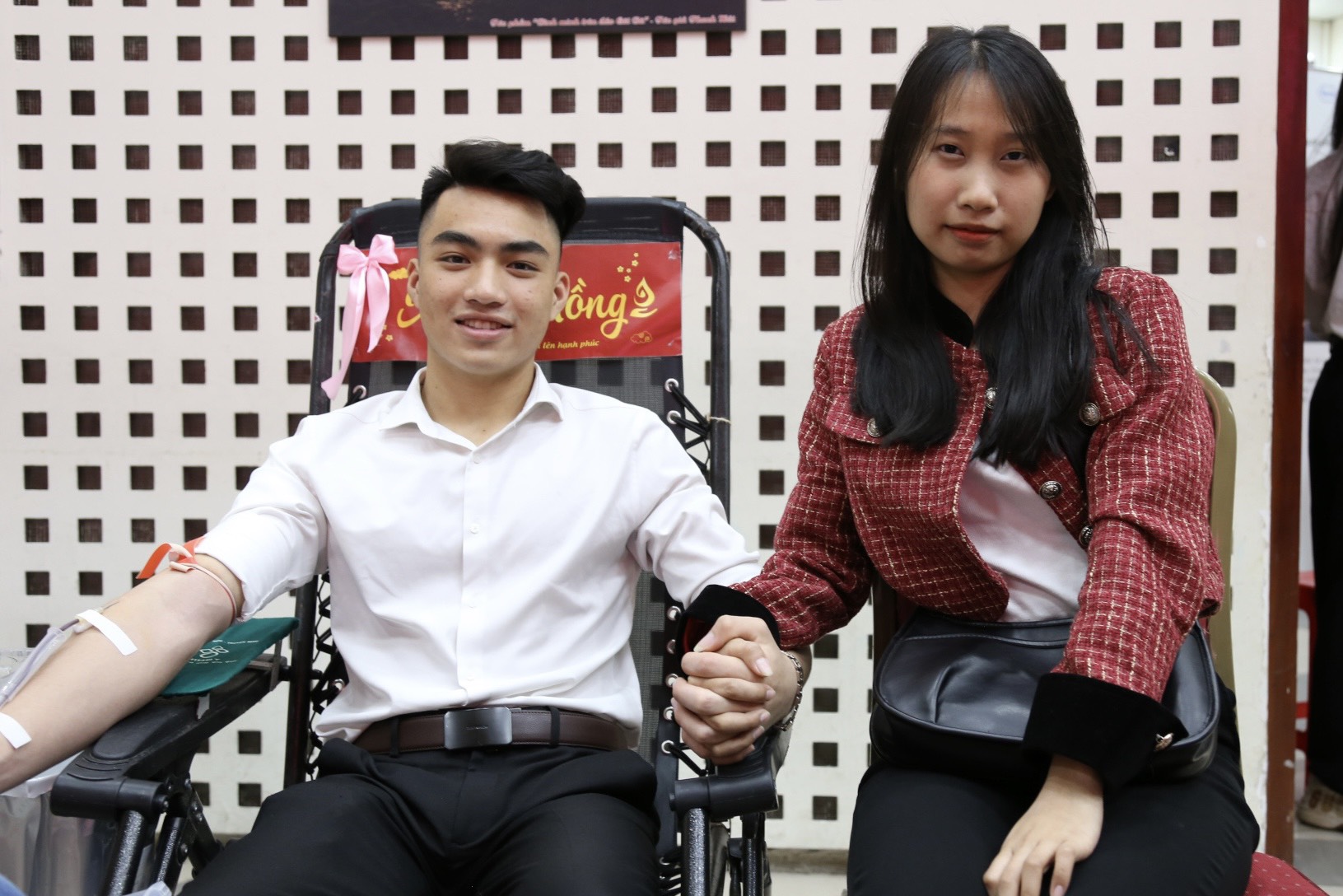 Ngắm các cặp đôi ngọt ngào “trao giọt hồng” cứu người - Ảnh 5.