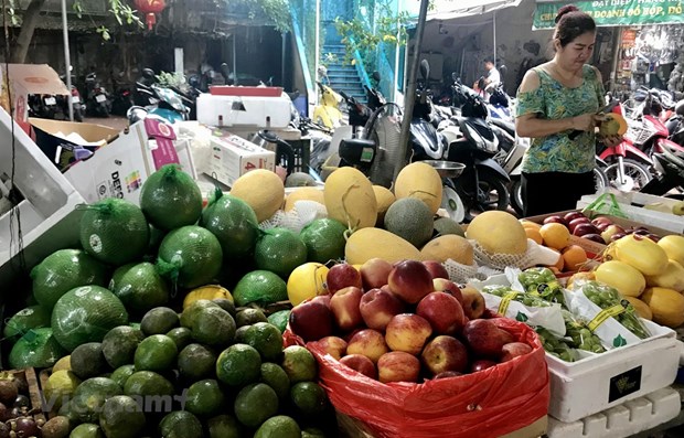 Hà Nội: Giá hoa quả, trái cây 'hạ nhiệt' sau Rằm tháng Giêng  - Ảnh 1.