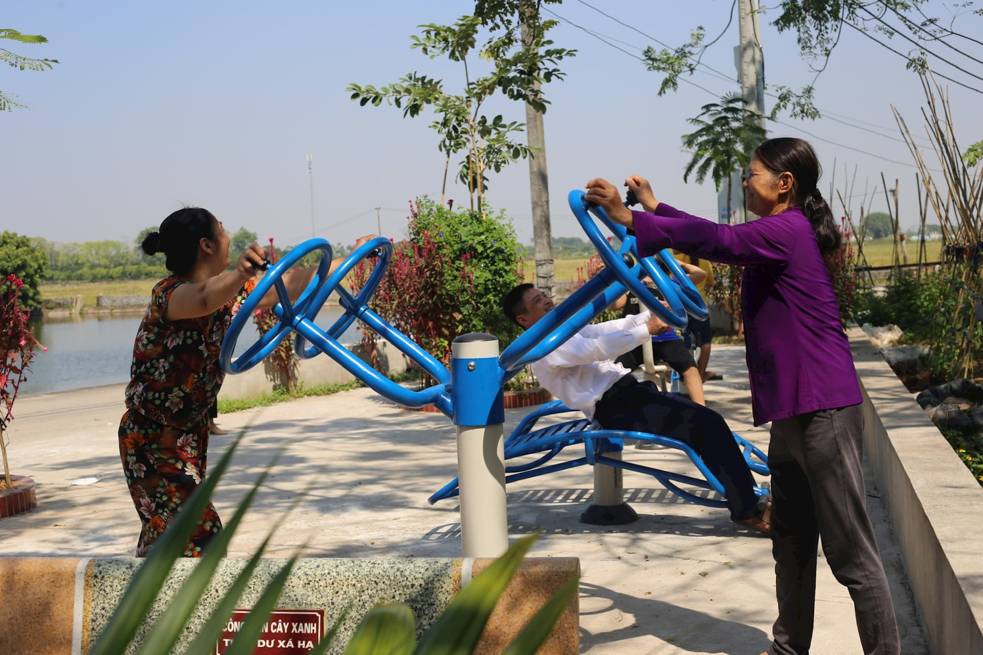 Nông thôn mới Ứng Hòa: Đường làng đẹp như phim, lại có khu vui chơi như công viên, ai cũng đánh giá hài lòng - Ảnh 3.