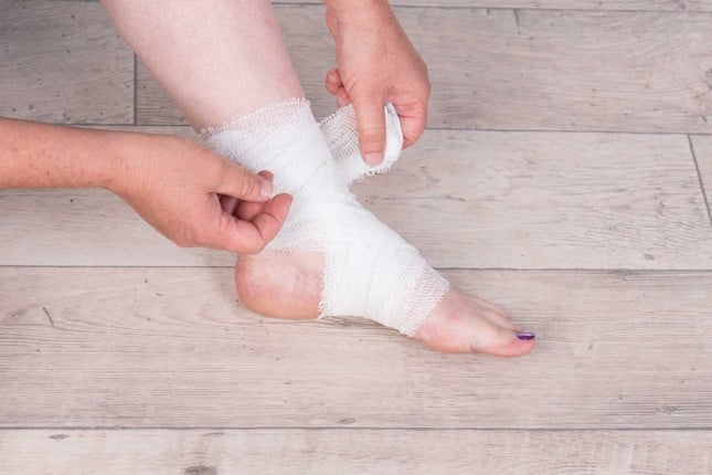 Xử trí khi bị bỏng pô xe máy - Ảnh 4.