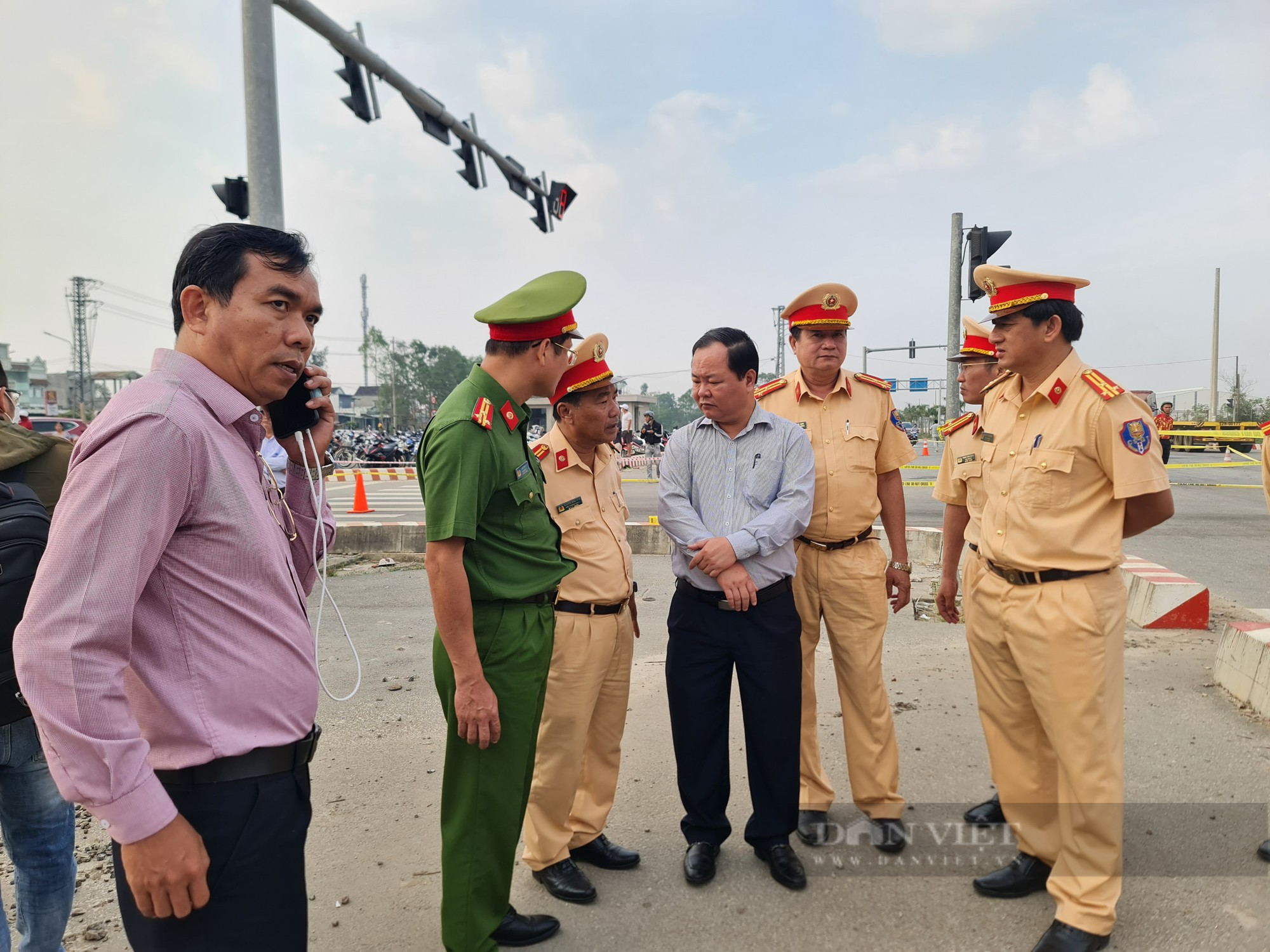 Vụ tai nạn thảm khốc làm 8 người chết ở Quảng Nam: Chuyến xe đi khám bệnh thành... “đại tang” - Ảnh 12.