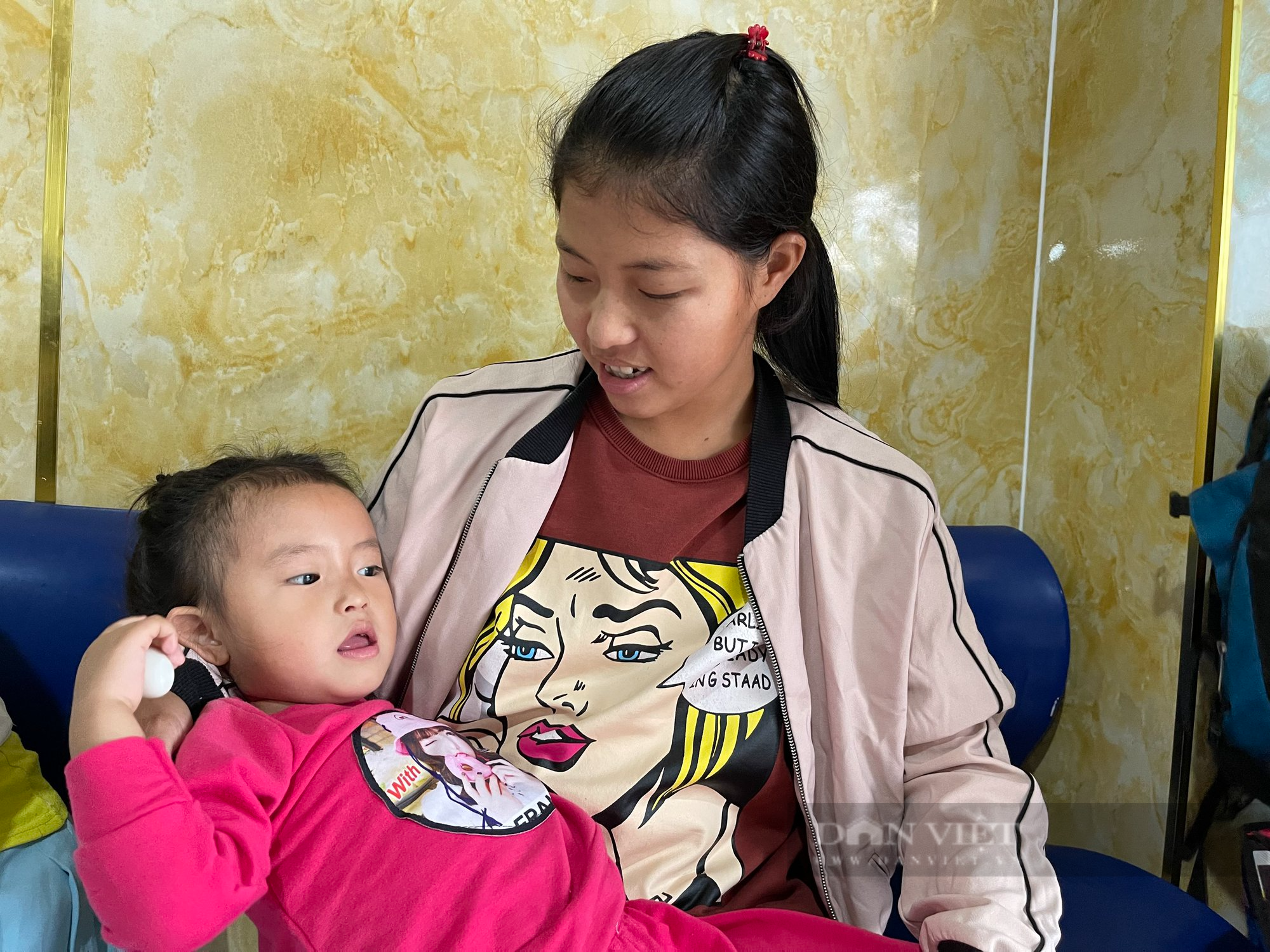 Bé gái bị bỏng nặng ở Bắc Kạn xuất viện: Phép màu đến từ lòng nhân ái - Ảnh 4.