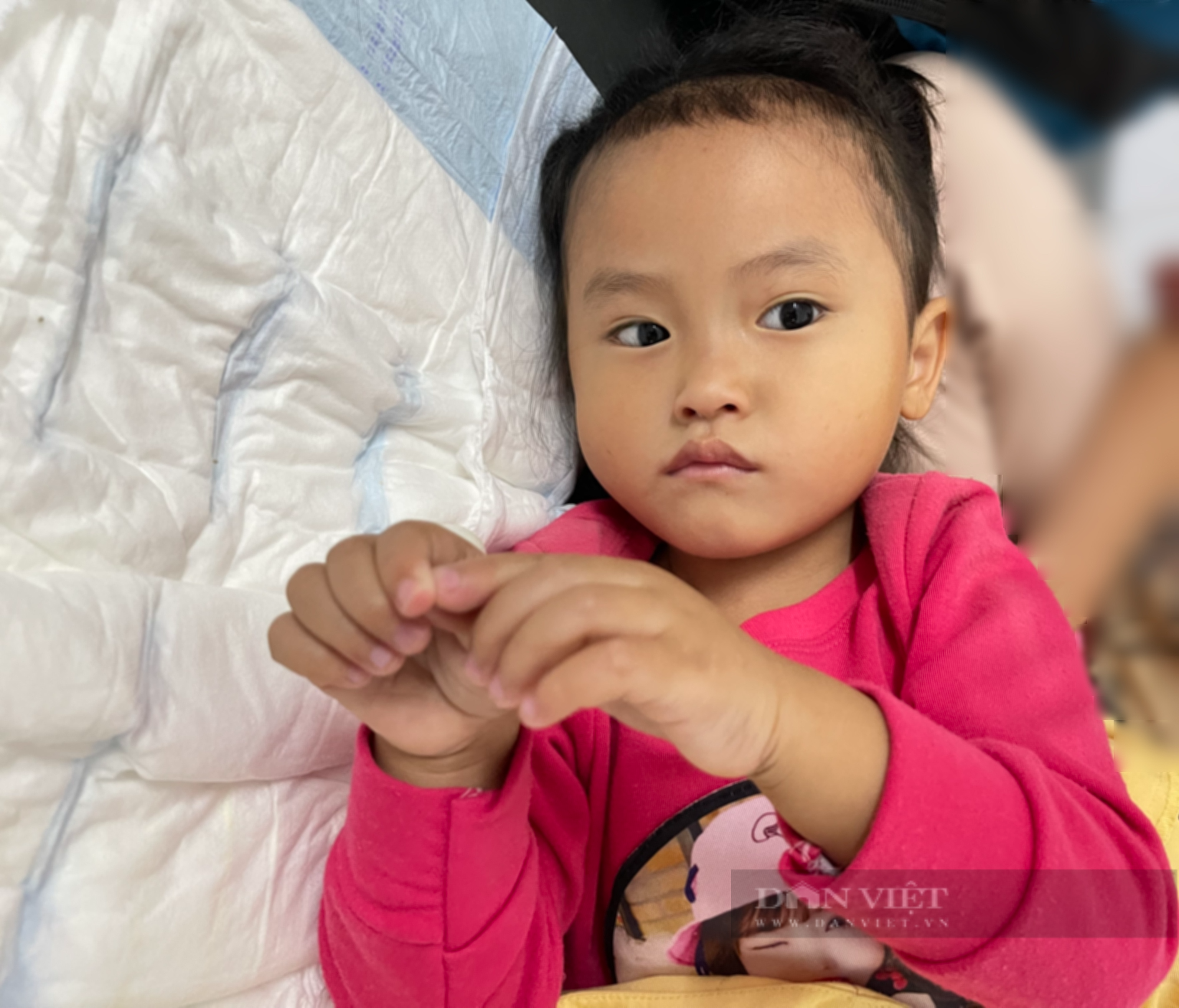 Bé gái bị bỏng nặng ở Bắc Kạn xuất viện: Phép màu đến từ lòng nhân ái - Ảnh 2.