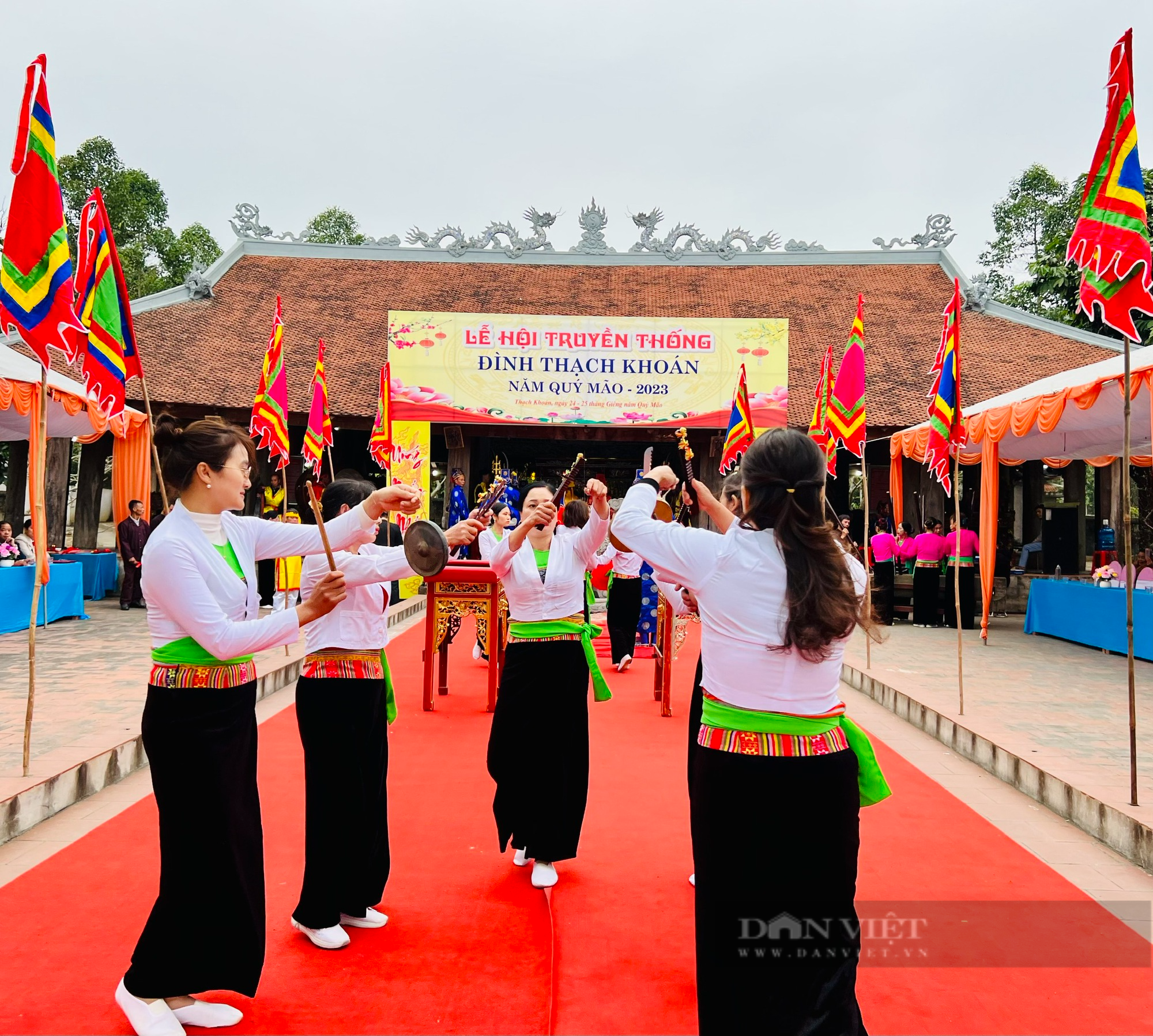 1 nam, 1 nữ bịt mắt thi bắt vịt nhưng lại vồ phải nhau - Ảnh 6.