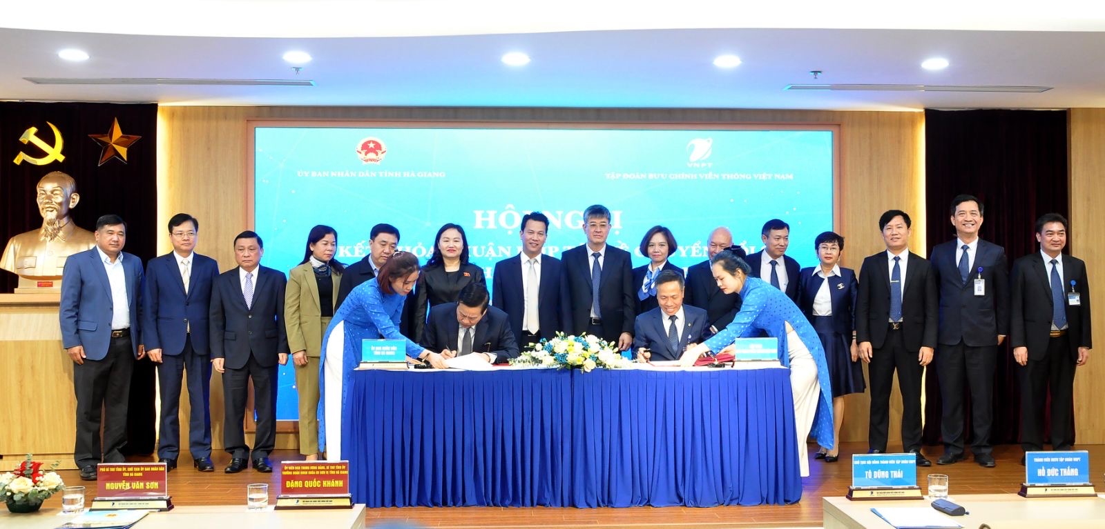 Ông Nguyễn Văn Sơn - Phó Bí thư Tỉnh ủy - Chủ tịch Ủy ban nhân dân tỉnh, đại diện UBND tỉnh Hà Giang và ông Tô Dũng Thái - Bí thư Đảng ủy, Chủ tịch HĐTV Tập đoàn VNPT, đại diện VNPT đã ký kết TTHT chuyển đổi số giai đoạn 2023- 2025