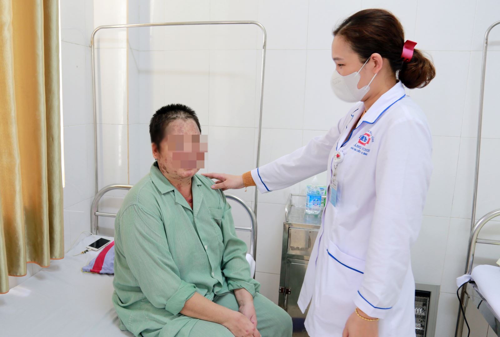 Tắm lá tự chữa bệnh, một phụ nữ bị lở loét nguy kịch - Ảnh 2.