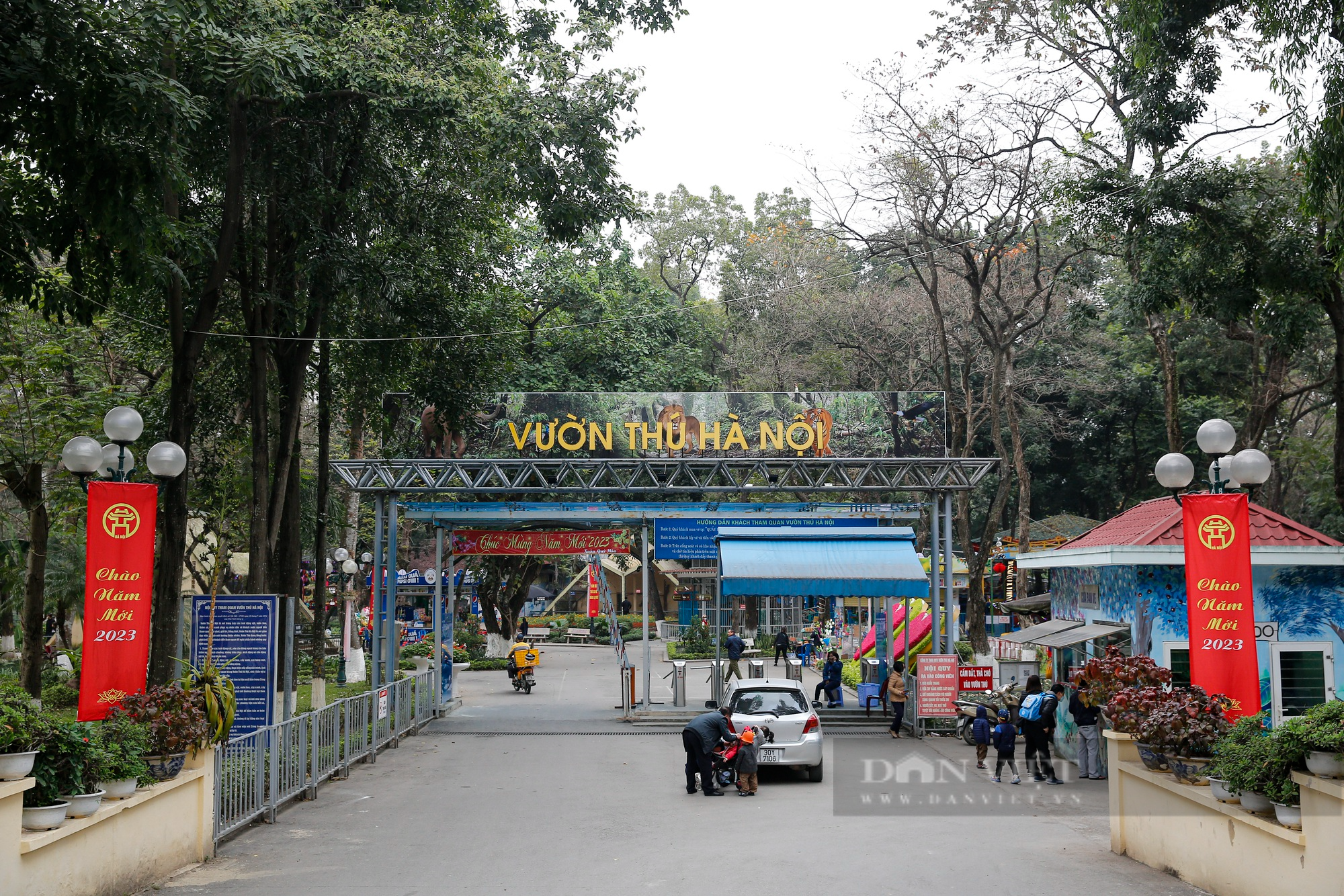 Cận cảnh đoạn hàng rào tại Công viên Thủ Lệ đang được nghiên cứu tháo dỡ  - Ảnh 1.