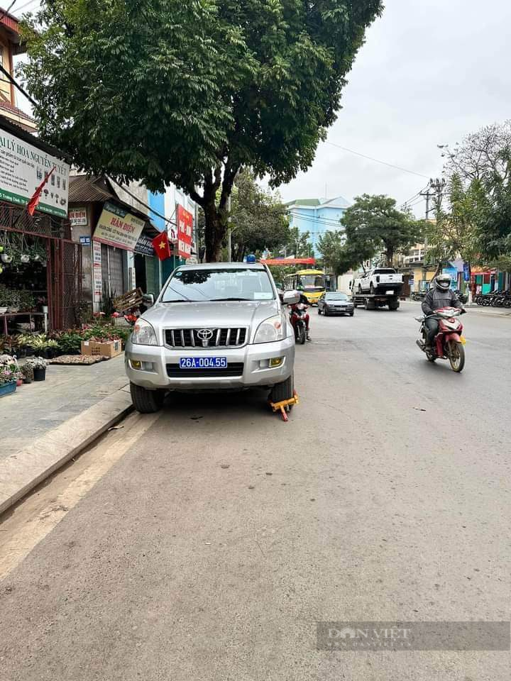 Sơn La: Lái xe biển xanh đỗ xe sai quy định bị phạt nao nhiêu? - Ảnh 1.