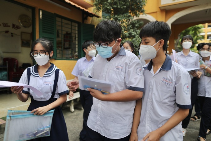 Thức đêm giải hàng chục đề thi trôi nổi, học sinh lo... rớt lớp 10 - Ảnh 2.