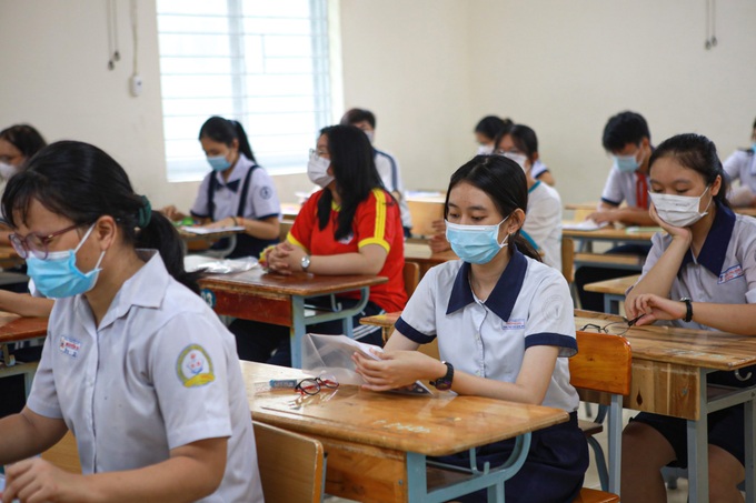 Thức đêm giải hàng chục đề thi trôi nổi, học sinh lo... rớt lớp 10 - Ảnh 3.