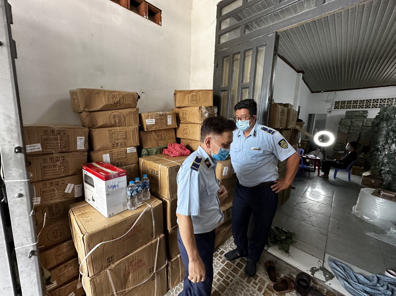 TP.HCM: Phát hiện hai kho mỹ phẩm hàng hiệu giả trị giá gần 2 tỷ đồng - Ảnh 1. TP.HCM: Phát hiện hai kho mỹ phẩm hàng hiệu giả trị giá gần 2 tỷ đồng - Ảnh 1.