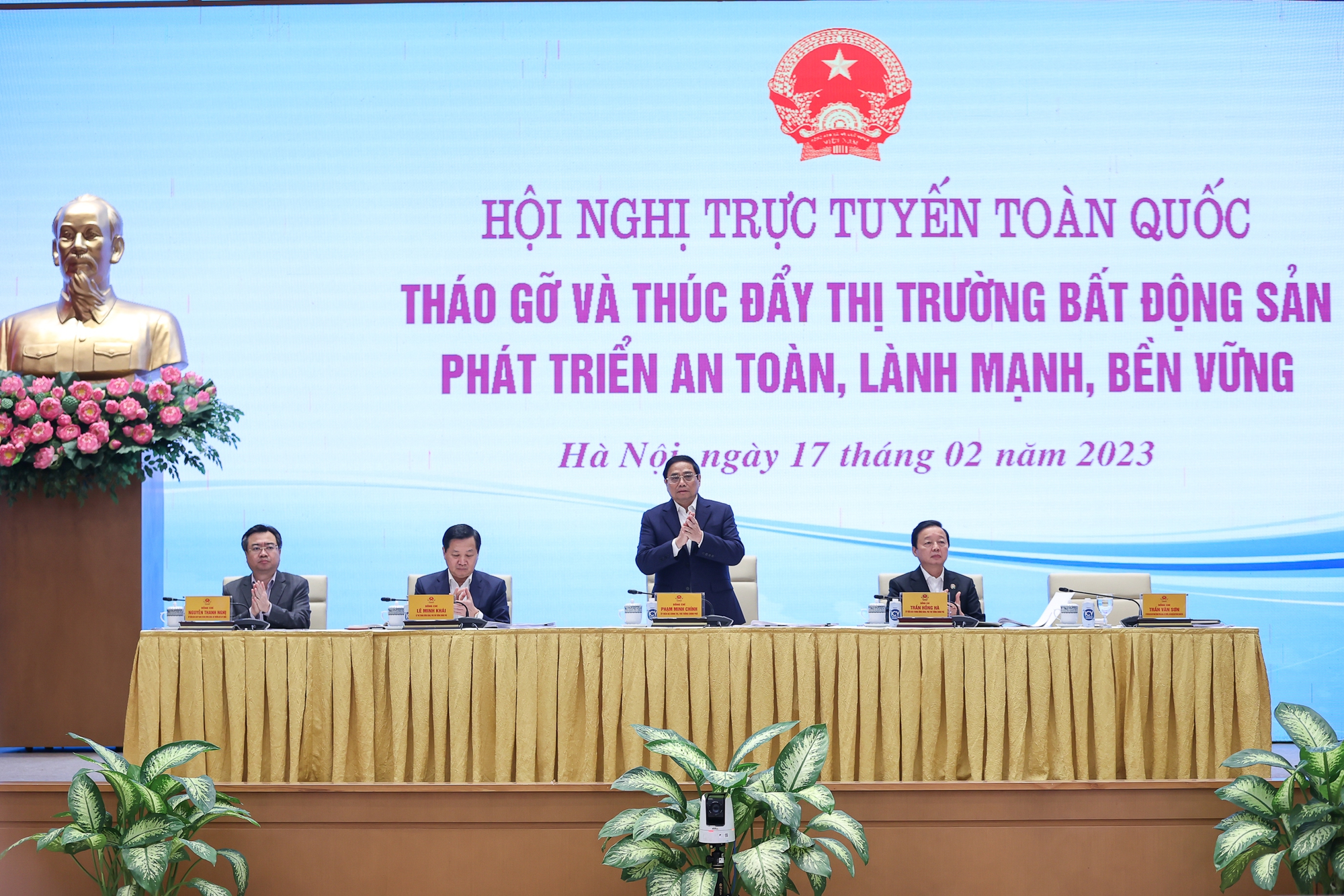 Thủ tướng chủ trì Hội nghị tháo gỡ khó khăn cho thị trường bất động sản - Ảnh 1.