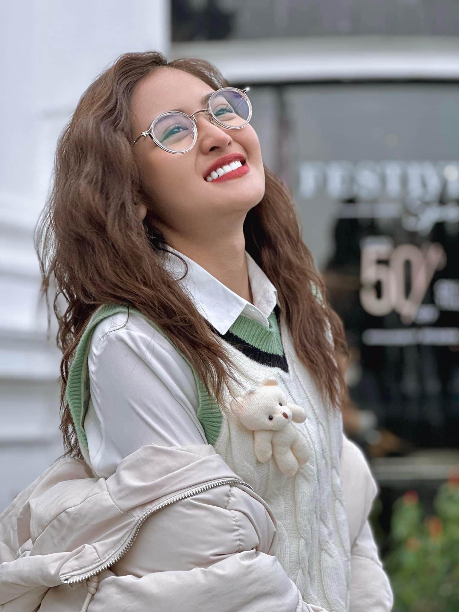 Dàn sao &quot;Bộ tứ 10a8&quot; sau 14 năm: Người nổi tiếng Vbiz người &quot;lặn mất tăm&quot; - Ảnh 4.